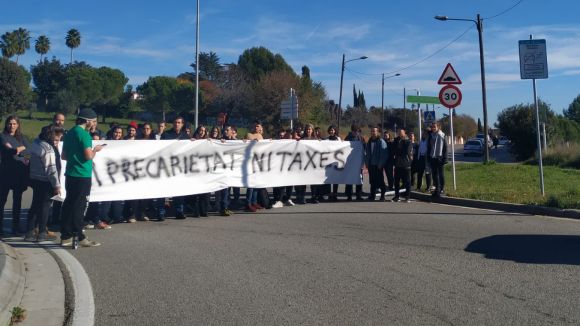 Alumnes de l'ETSAV tallen la carretera per demanar la rebaixa de les taxes universitàries