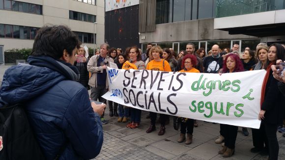 Una cinquantena de persones demana més protecció per als treballadors de Serveis Socials