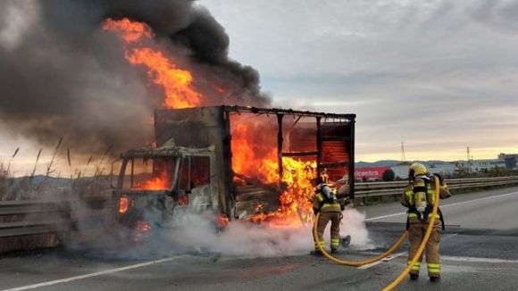 L'incendi d'un camió a l'AP7 registra cues quilomètriques