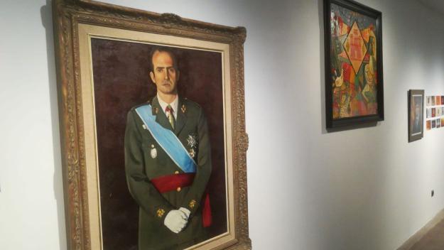 L'exposició 'Honors i Distincions' reflexiona sobre el paper de l'art a les sales de plens