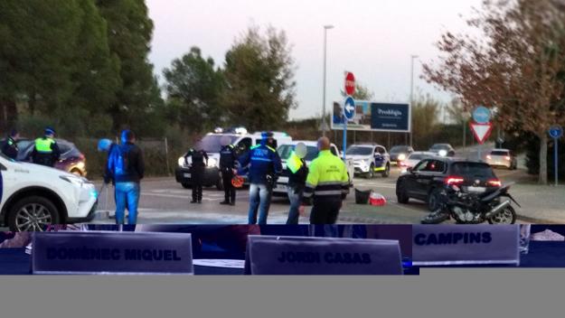 Xoc entre un motorista i un cotxe al carrer de Víctor Hugo