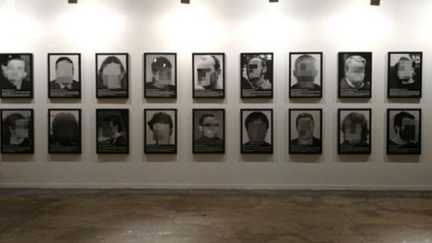 Arriba una reproducció dels 'Presos Polítics' de Santiago Sierra al Centre d'Art Maristany