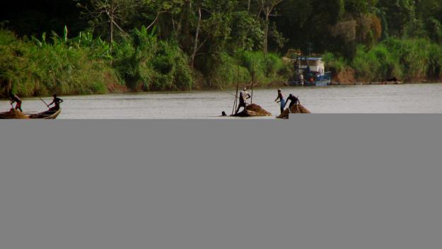 Una santcugatenca recull material escolar i sanitari per ajudar al Camerún