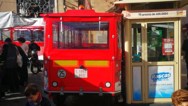 El trenet de Nadal queda atrapat al quiosc de l'ONCE de la plaça de Sant Pere