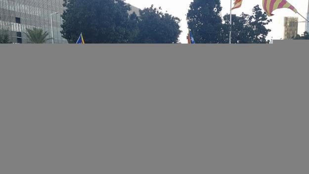 Membres del CDR de Sant Cugat tallen la Ronda Litoral a Barcelona