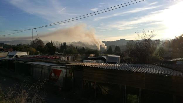 Albiren dues columnes de fum a la zona del centre comercial