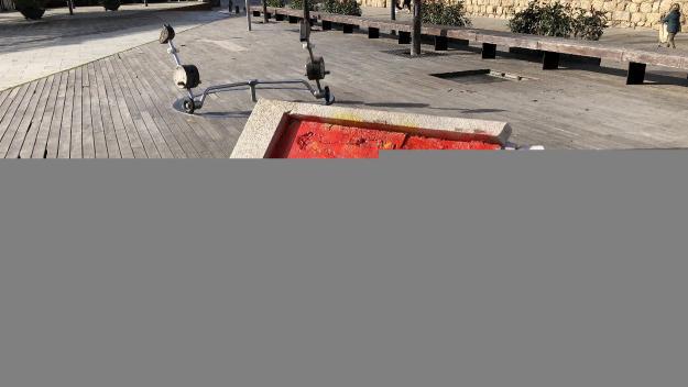 Nova pintada a l'espai de la placa de la plaça de l'U d'Octubre