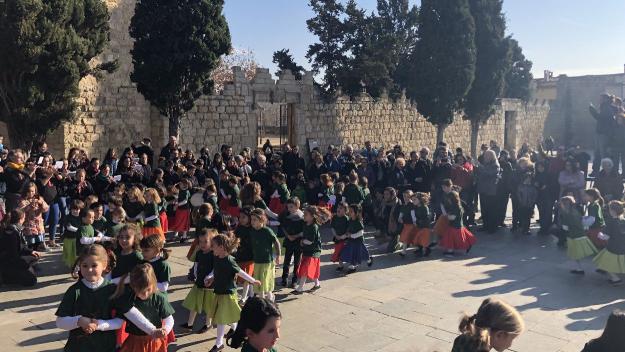 L'Esbart i l'EMTSC omplen de llufes, música i dansa les places i carrers
