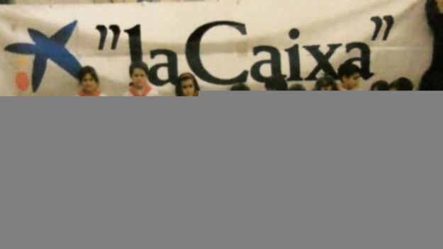Els Gausacs, l'Esbart i Bastoners, amb les famílies dels santcugatencs morts al Perú
