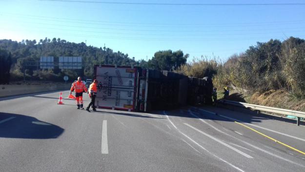 Ferit lleu el conductor del camió bolcat a l'AP-7 a Sant Cugat