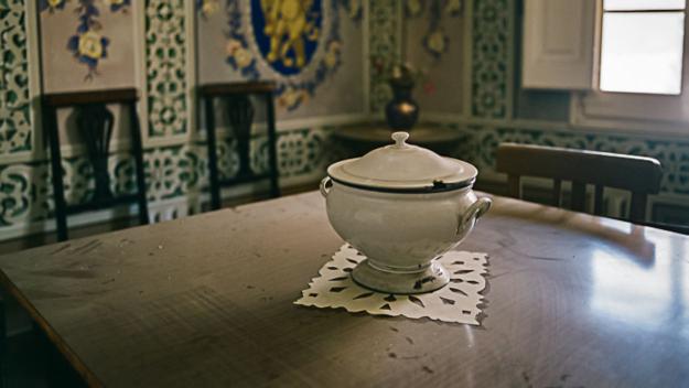 Miquel Abat inaugura dissabte el recull fotogràfic dels objectes d'una casa abandonada