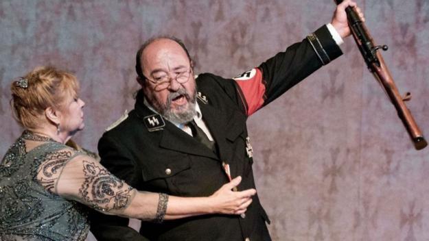 'Davant la jubilació' porta al Teatre-Auditori una família intoxicada pel nazisme