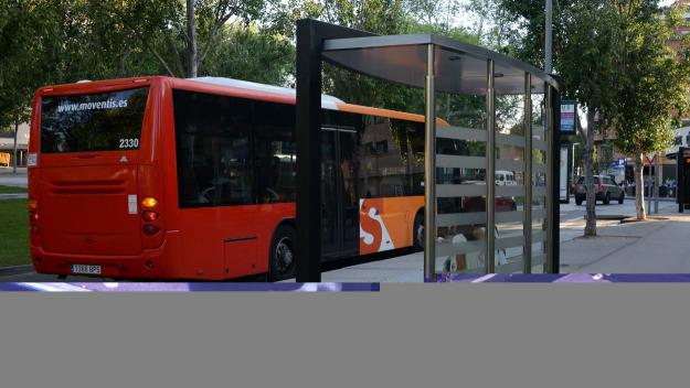 El servei d'autobusos urbans redueix la freqüència de pas durant l'agost