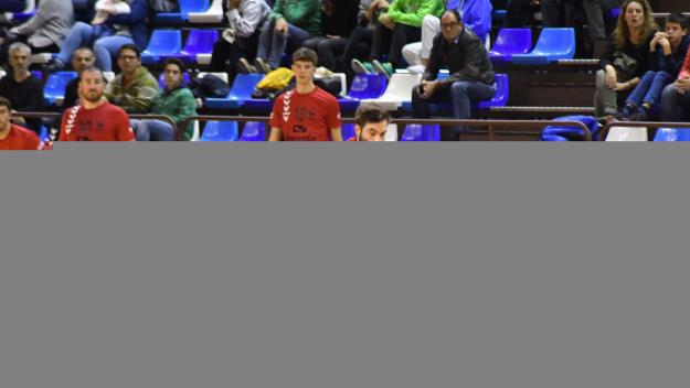 L'Handbol Sant Cugat planta cara però se'n va sense premi de Mataró