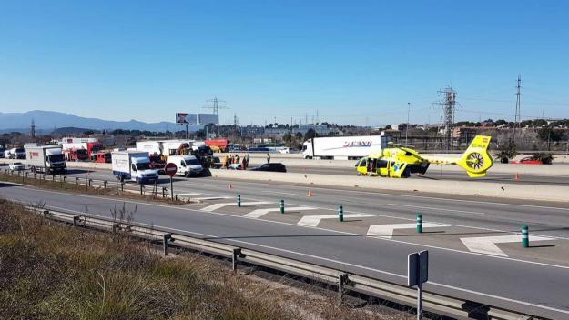 Accident entre camions l'AP-7 en sentit Girona a l'alçada de Sant Cugat
