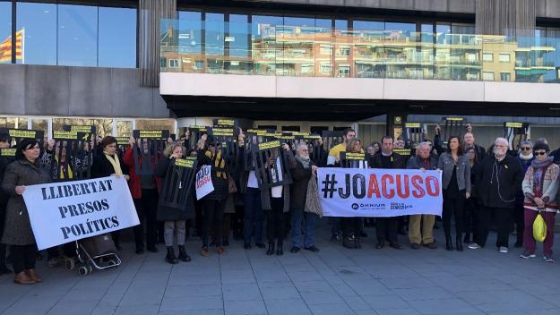 Aturada d'un centenar de treballadors de l'Ajuntament en contra d'un 'judici vergonyós'