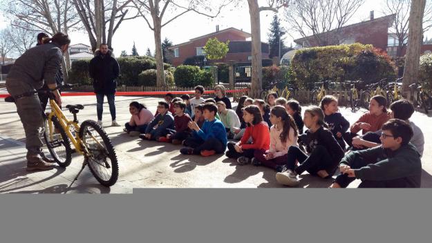 Els alumnes de l'escola Catalunya aprenen a reparar bicicletes