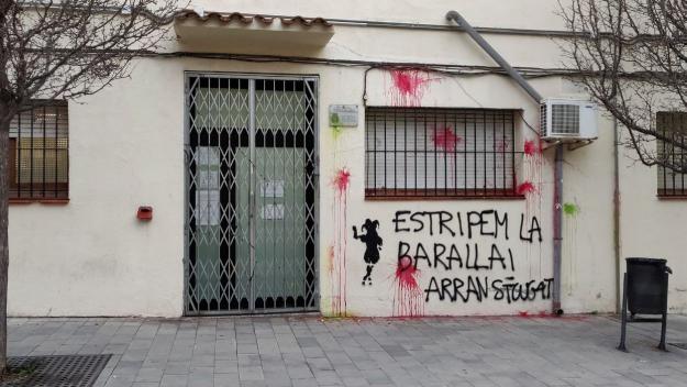 Arran assenyala amb pintura la comissaria de la Policia Nacional de Sant Cugat