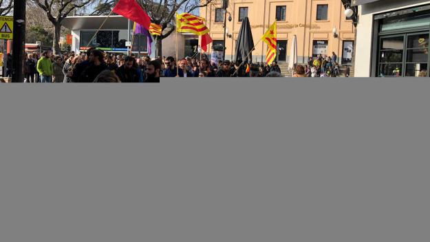 Prop d'un miler de persones es mobilitza a Sant Cugat en suport a la vaga general del 21F