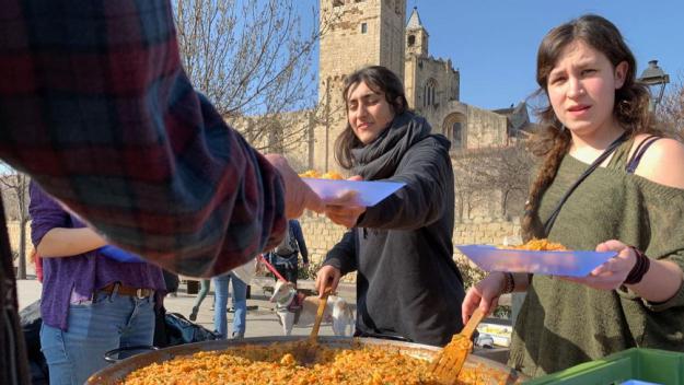 La plaça de l'U d'Octubre acull el dinar popular del 21-F