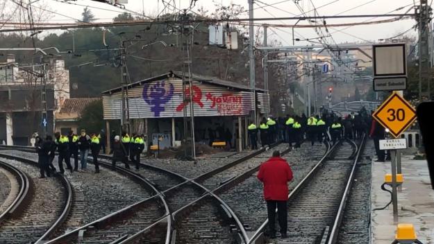 45 minuts 'jutjant l'estat': així ha estat el tall de les vies del 21-F