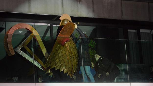 El Gall de Carnaval baixa avui del cimbori del Monestir per declarar l'estat de festa