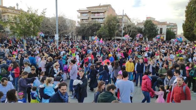 Centenars de nens i nenes fan multitudinari el carnaval infantil
