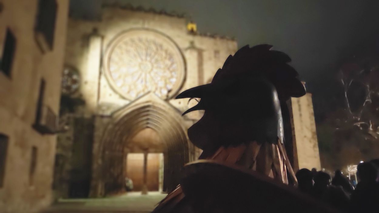 El Gall de Carnaval torna al cimbori del Monestir i posa fi a la disbauxa