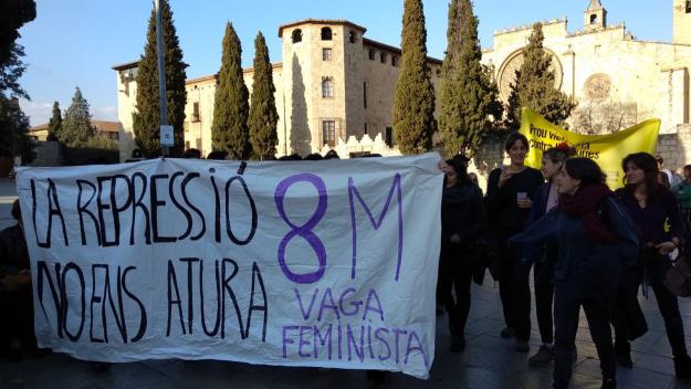 Mig centenar de persones a la cercavila per anar a la manifestació de Barcelona