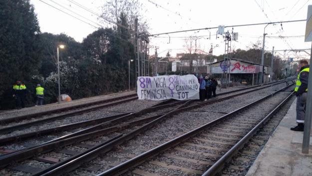 Una protesta feminista talla les vies de FGC a Sant Cugat