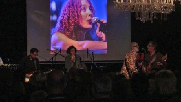 Amics i companys d'Àngels Vilaró omplen El Siglo en el concert d'homenatge a la cantant