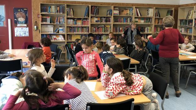 Mestres jubilats que tornen a l'escola per reforçar la lectoescriptura