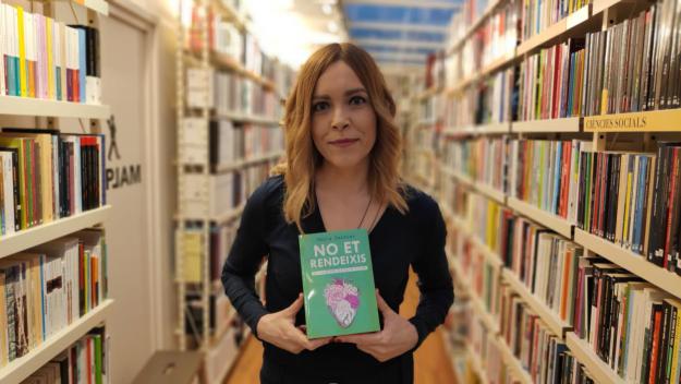Tània Sarrias presenta 'No et rendeixis', un relat amb 22 claus per començar a 'sortir del pou'