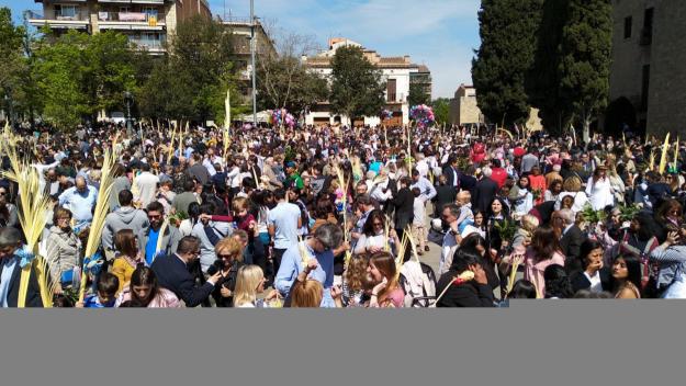Milers de persones mantenen viva la tradició del Diumenge de Rams