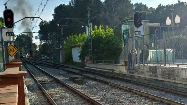 Tallat el servei de FGC entre la UAB i Bellaterra per la crema de pneumàtics