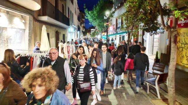 La 8a edició de la Nit en Blanc omple el centre de la ciutat en la festa del comerç local