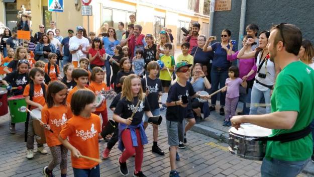 [Fotogaleria] La 6a Festa de la percussió infantil fa tronar els carrers de Sant Cugat