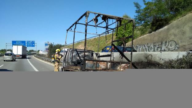 Calcinat un camió amb tèxtil a l'AP-7 a Sant Cugat