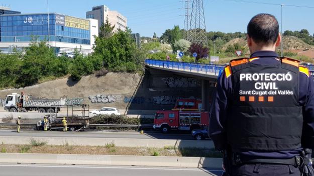 Un carril tallat per l'incendi d'una furgoneta complica la circulació a l'AP-7 a Sant Cugat