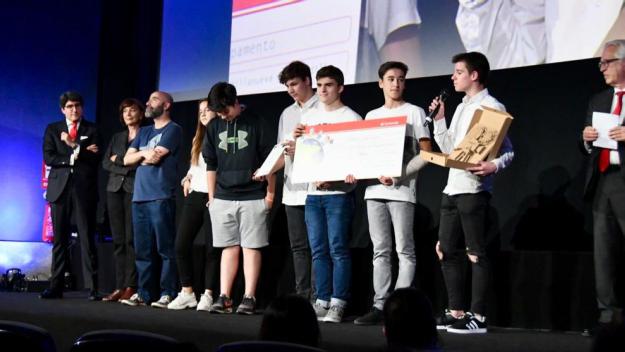 L'escola Thau guanya el primer premi del Festival Clipmetratges de Mans Unides