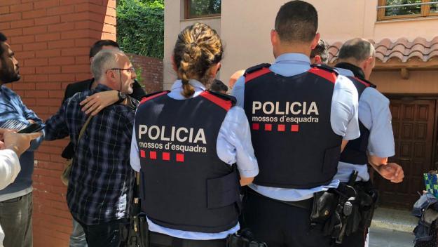Desnonades quatre persones, una d'elles menor, d'un pis de Sant Cugat