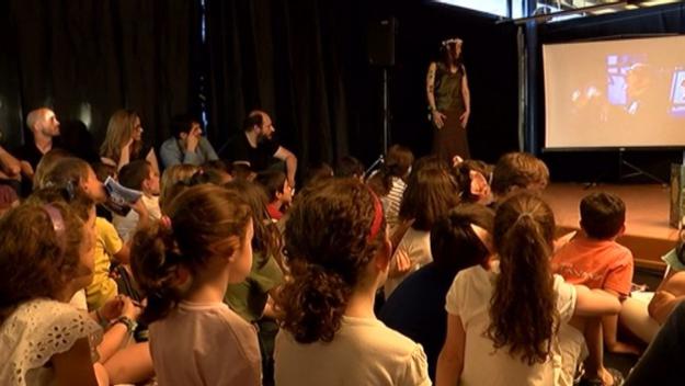 Un centenar de santcugatencs ajuda la família Súper a vèncer el Senyor de les Ombres