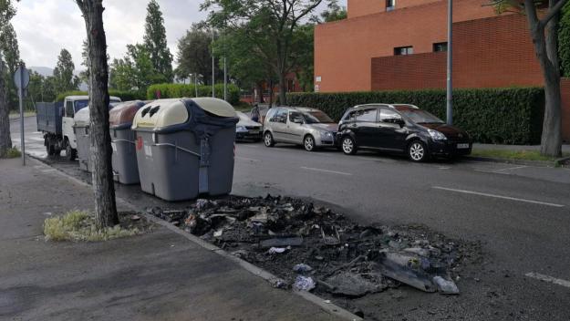 Crema un contenidor a la plaça de Lluís Millet