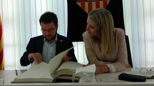 Aragonès signa el Llibre d'Honor de Sant Cugat i anima el nou govern a treballar 'plegats'
