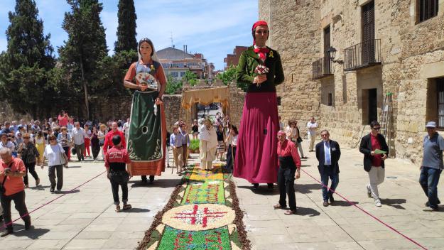 Centenars de persones omplen els entorns del Monestir en un Corpus Christi multitudinari