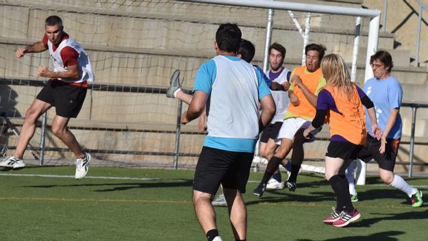 Els periodistes arriben amb set de venjança al tradicional partit de futbol contra els polítics