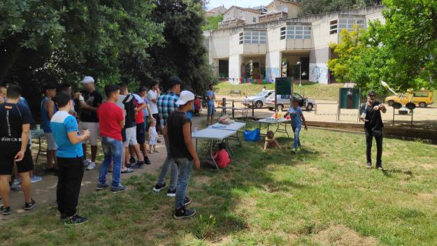 Veïns de la Floresta volen impulsar una associació per fomentar la integració dels MENA