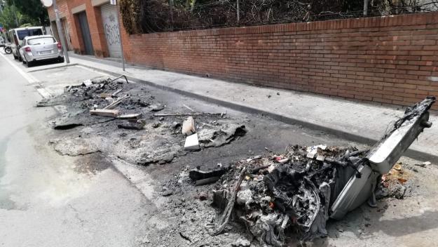 Cremen set contenidors la nit de divendres a dissabte