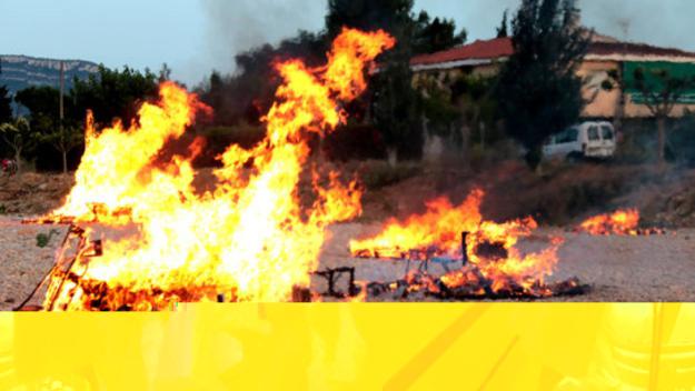 Un cotxe calcinat i cinc ferits lleus durant la revetlla de Sant Joan
