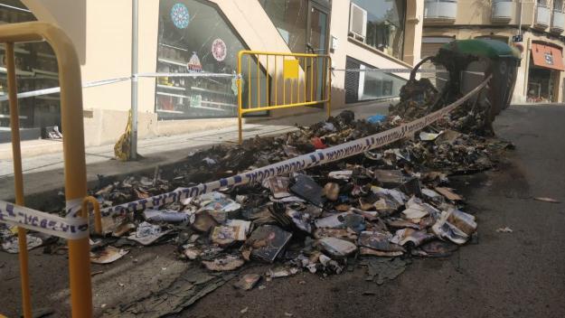 Dos menors, presumptes autors de la crema de contenidors i d'un cotxe danyat greument